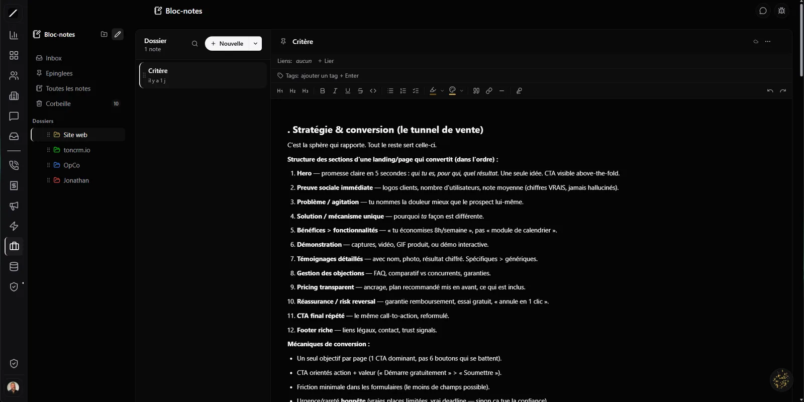 Bloc-notes toncrm.io : l'éditeur à trois volets avec ses carnets colorés, la liste des notes et une note en cours d'édition.