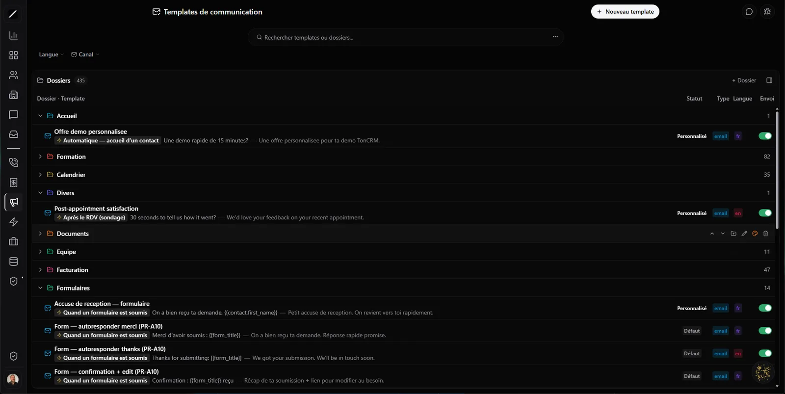 Templates de communication toncrm.io : arborescence de dossiers (Accueil, Formation, Calendrier, Divers, Documents, Équipe, Facturation) avec les modèles Email et SMS indentés, leurs badges et leurs interrupteurs.