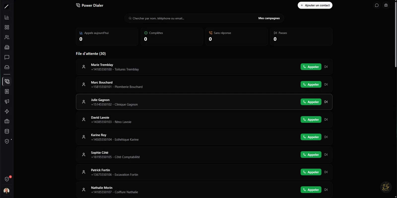 Power Dialer toncrm.io : file d'attente de 30 leads à appeler avec nom, numéro, entreprise et bouton Appeler, plus les compteurs d'appels du jour, complétés et sans réponse.